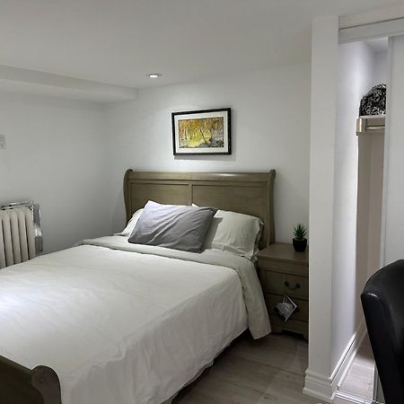 Double Bedroom On Up Or 3 Bedrooms In Basement Near Eglinton Subway Station Toronto Zewnętrze zdjęcie