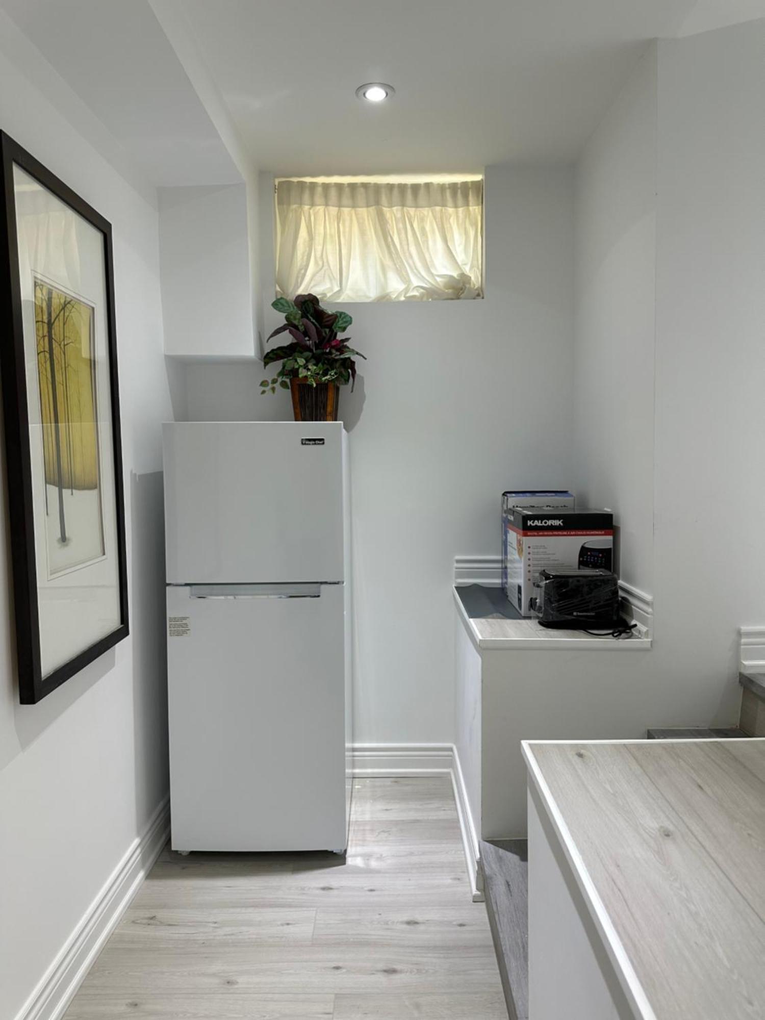 Double Bedroom On Up Or 3 Bedrooms In Basement Near Eglinton Subway Station Toronto Zewnętrze zdjęcie