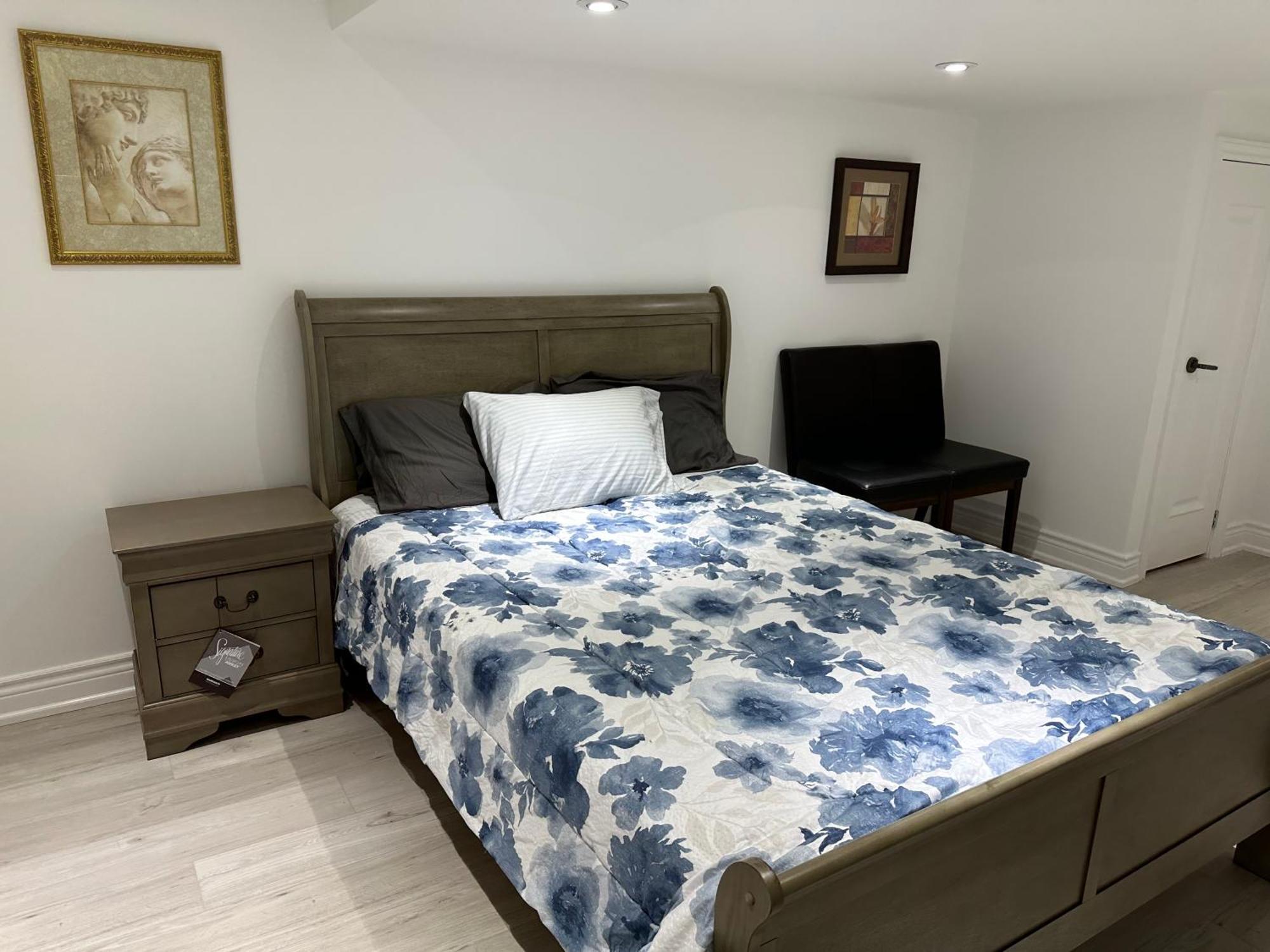 Double Bedroom On Up Or 3 Bedrooms In Basement Near Eglinton Subway Station Toronto Zewnętrze zdjęcie