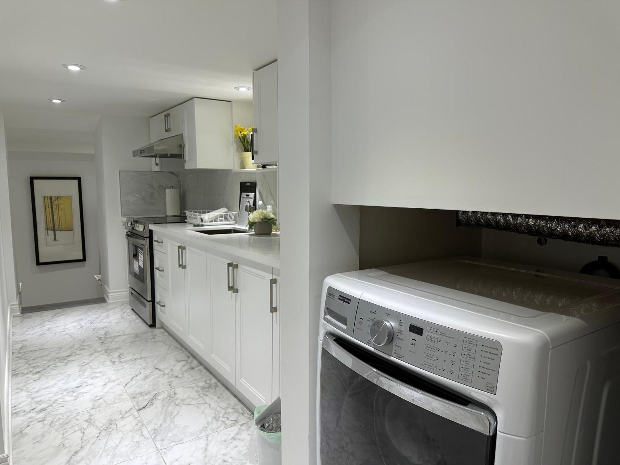 Double Bedroom On Up Or 3 Bedrooms In Basement Near Eglinton Subway Station Toronto Zewnętrze zdjęcie