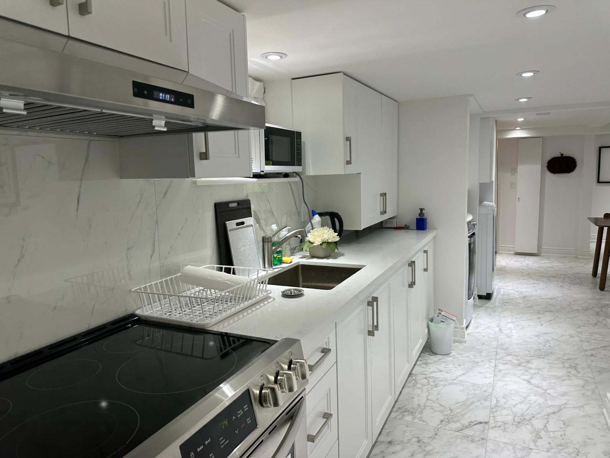Double Bedroom On Up Or 3 Bedrooms In Basement Near Eglinton Subway Station Toronto Zewnętrze zdjęcie