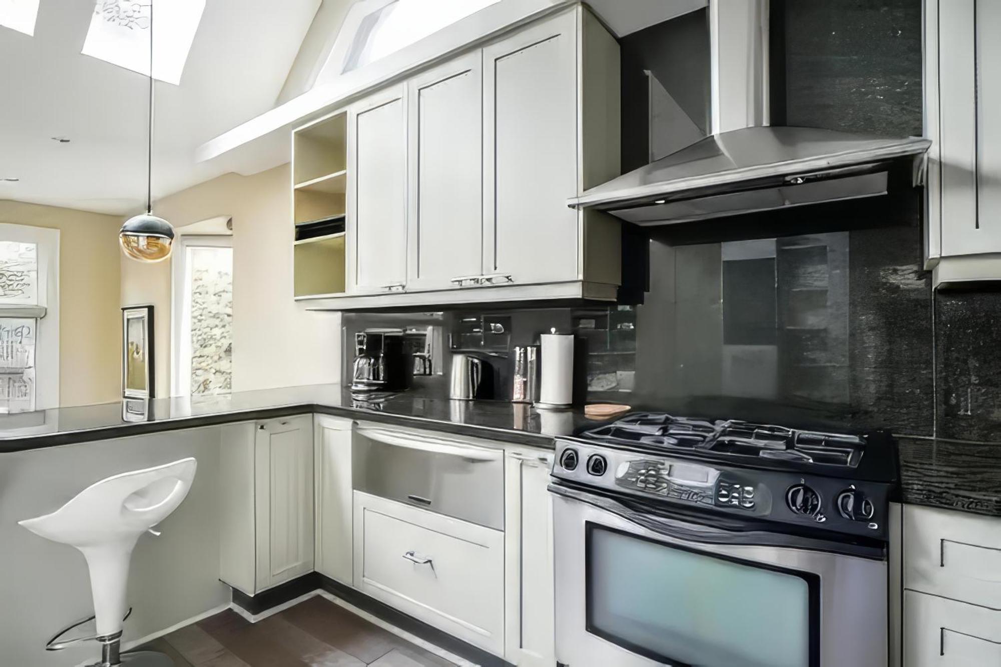 Double Bedroom On Up Or 3 Bedrooms In Basement Near Eglinton Subway Station Toronto Zewnętrze zdjęcie